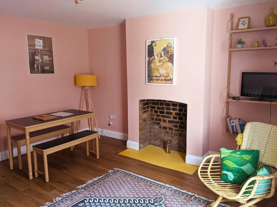 Stylish And Colourful Flat Minutes From The Beach Margate Eksteriør billede