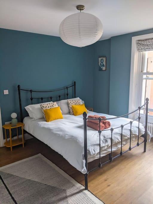 Stylish And Colourful Flat Minutes From The Beach Margate Eksteriør billede